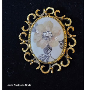 Victorian Hand Painted Flower in Gold Pendant Pin Brooch